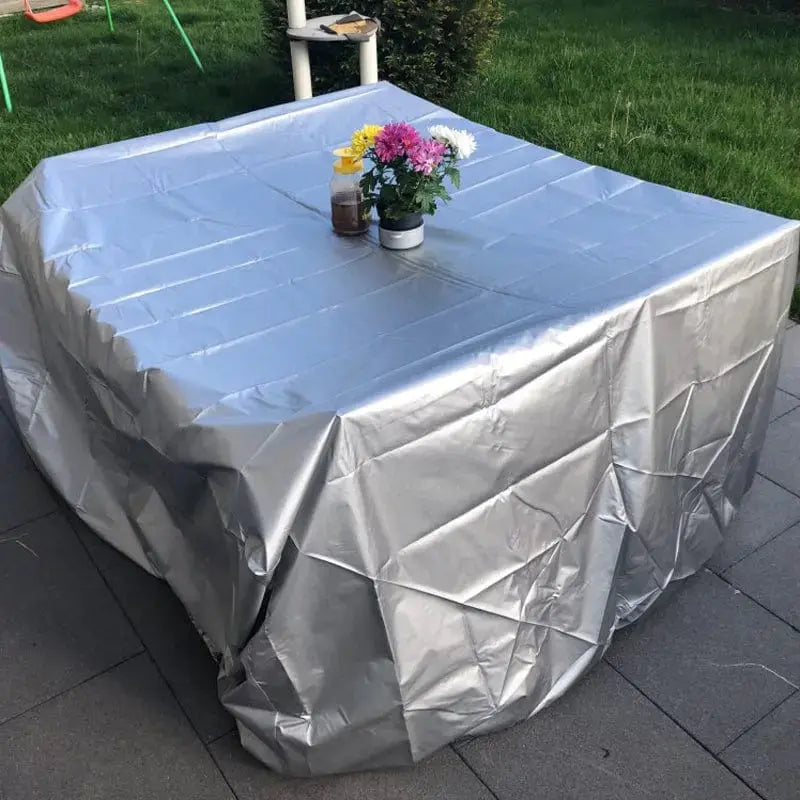 Salon de jardin protege par une housse impermeable pour l'hiver
